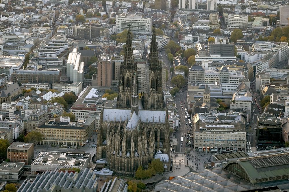 Aerial image Köln - View of the Cologne Cathedral in the center of Cologne, near central station. The Cologne Cathedral is a Roman Catholic church in the Gothic style in Cologne and the Cathedral of the Archdiocese of Cologne. It is the second highest church building in Europe and the third highest in the world
