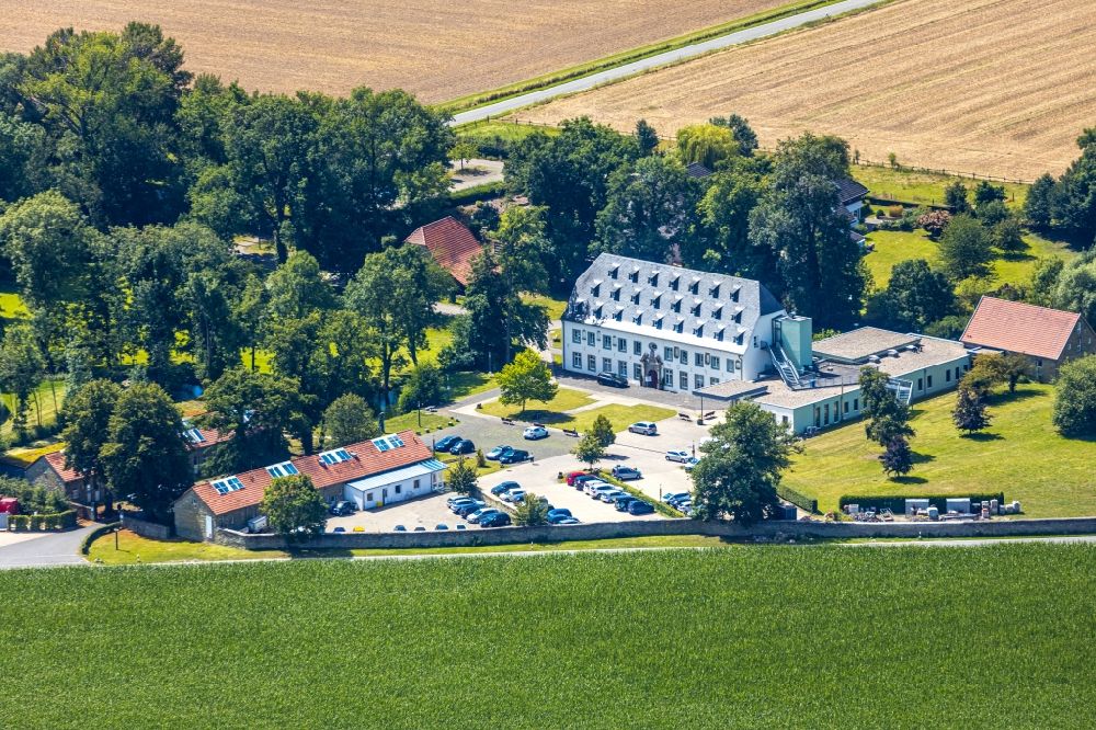 Aerial photograph Soest - Hospital grounds of the Clinic Kloster Paradiese Spezialklinik fuer Krebskrankheiten Im Stiftsfeld in Soest in the state North Rhine-Westphalia, Germany
