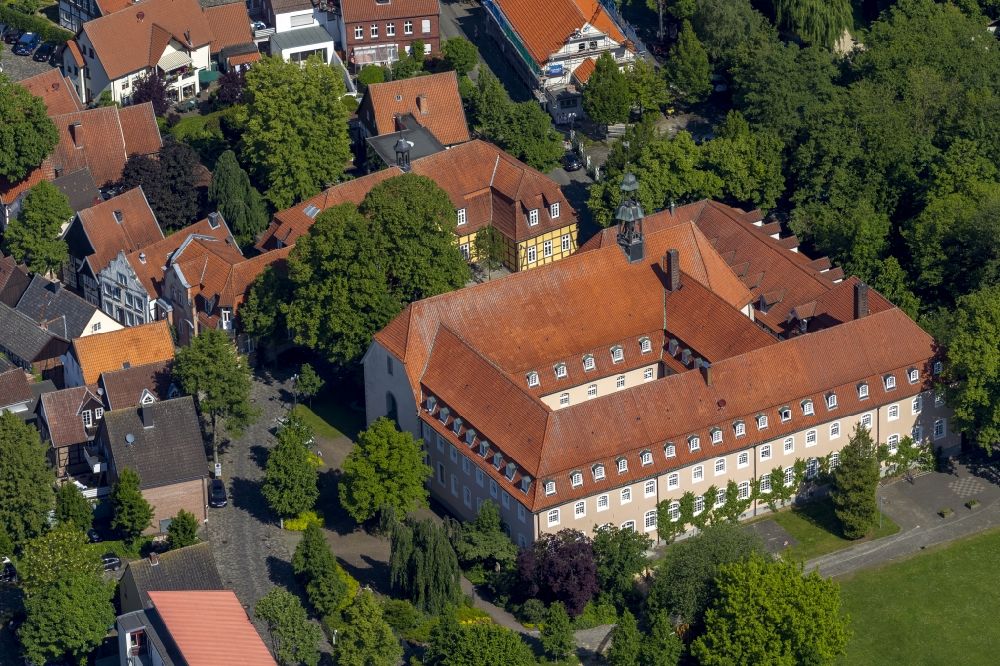 Rietberg from the bird's eye view: The former Franciscan monastery on the Ems in Rietberg in the Klosterstrasse in the state North Rhine-Westphalia. Behind, the building of the old Progymnasium is located on the Emsstrasse. It's a half-timbered house