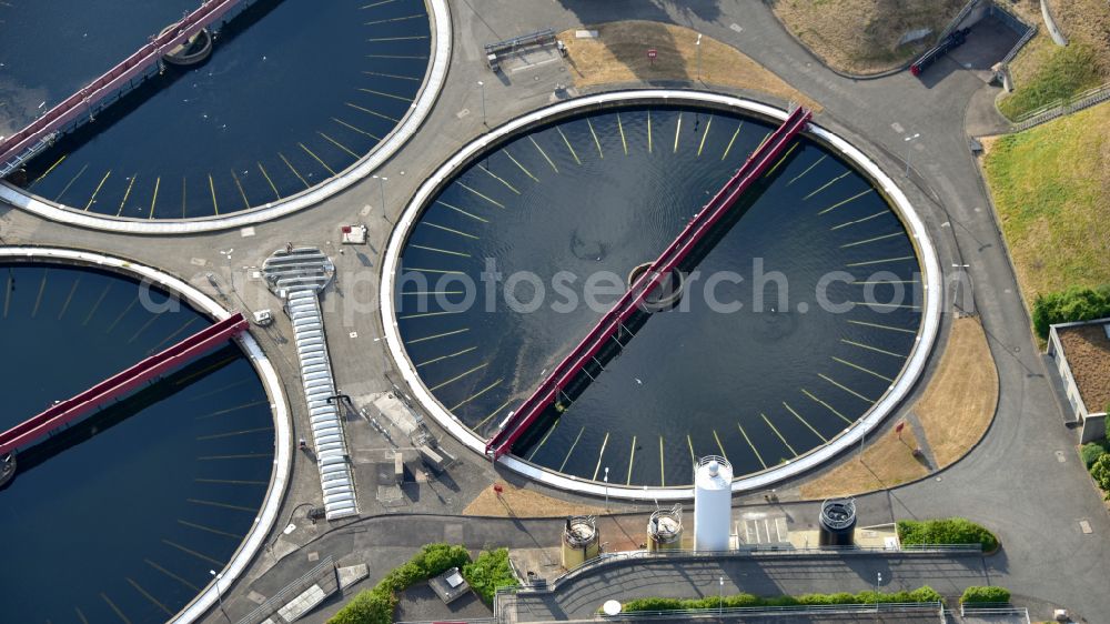 Bonn from the bird's eye view: Sewage treatment plant in the district Graurheindorf in Bonn in the state North Rhine-Westphalia, Germany