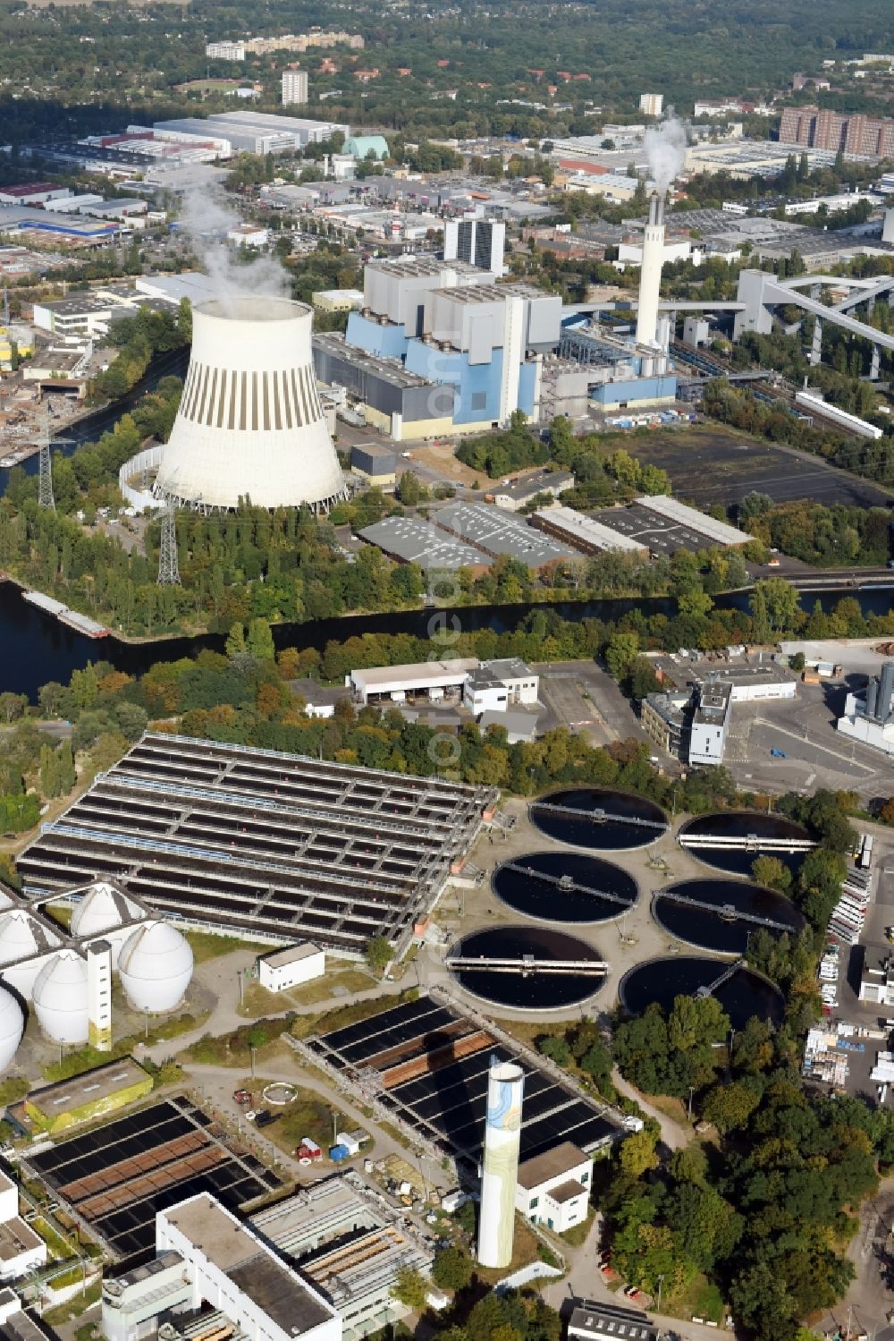 Aerial photograph Berlin - Sewage works Basin and purification steps for waste water treatment of Berliner Wasserbetriebe destrict Ruhleben in Berlin