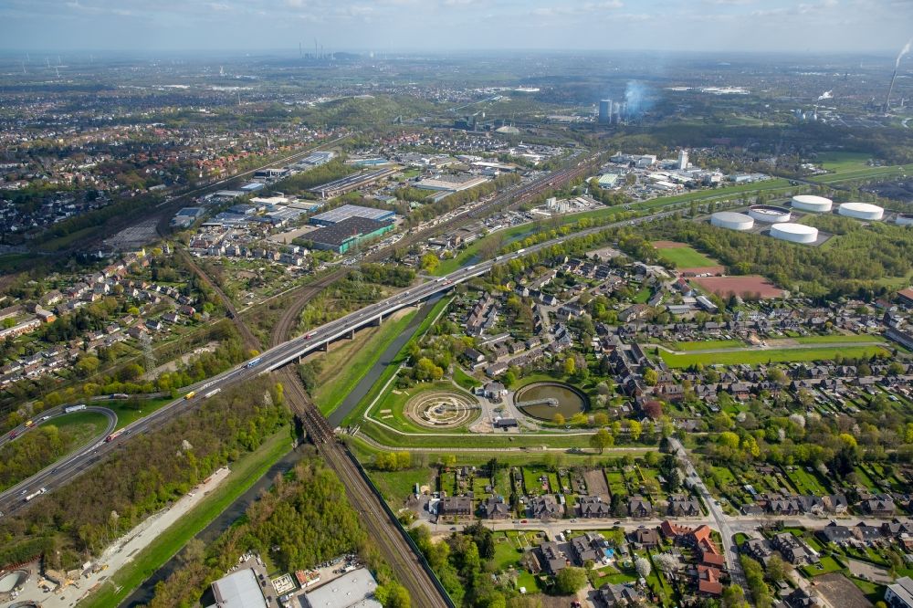 Aerial photograph Bottrop - Sewage works Basin and purification steps for waste water treatment on Ebelstrasse in Bernepark in Bottrop in the state North Rhine-Westphalia