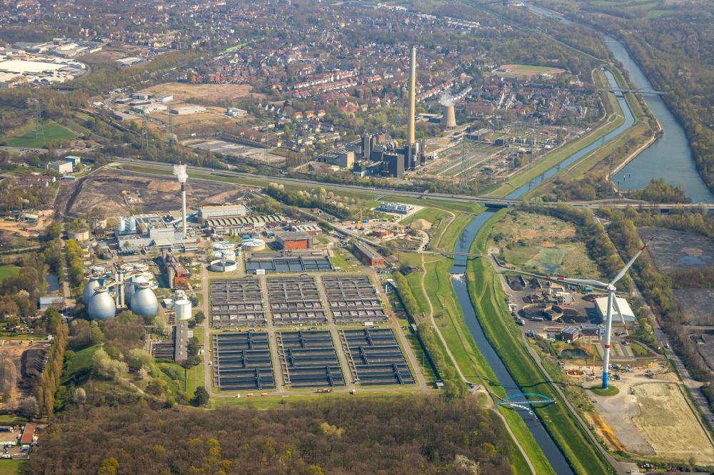 Aerial photograph Bottrop - Sewage works Basin and purification steps for waste water treatment Emschergenossenschaft Klaeranlage Bottrop in Bottrop in the state North Rhine-Westphalia