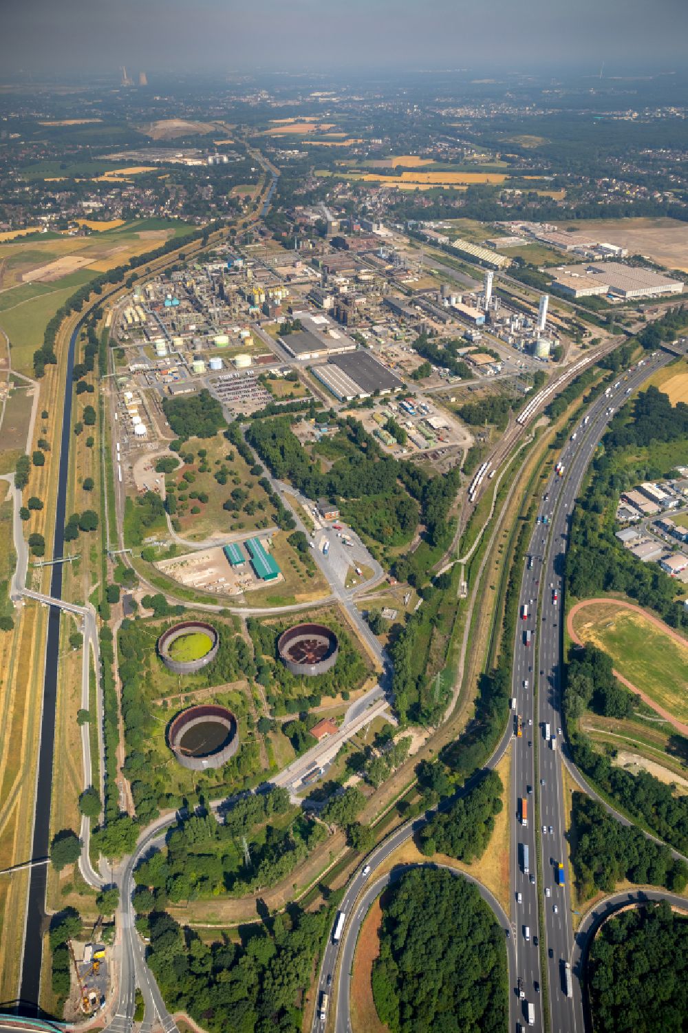 Aerial photograph Oberhausen - sewage works Basin and purification steps for waste water treatment of OQ Chemicals factory Ruhrchemie on street Koenigstrasse in the district Sterkrade-Nord in Oberhausen at Ruhrgebiet in the state North Rhine-Westphalia, Germany