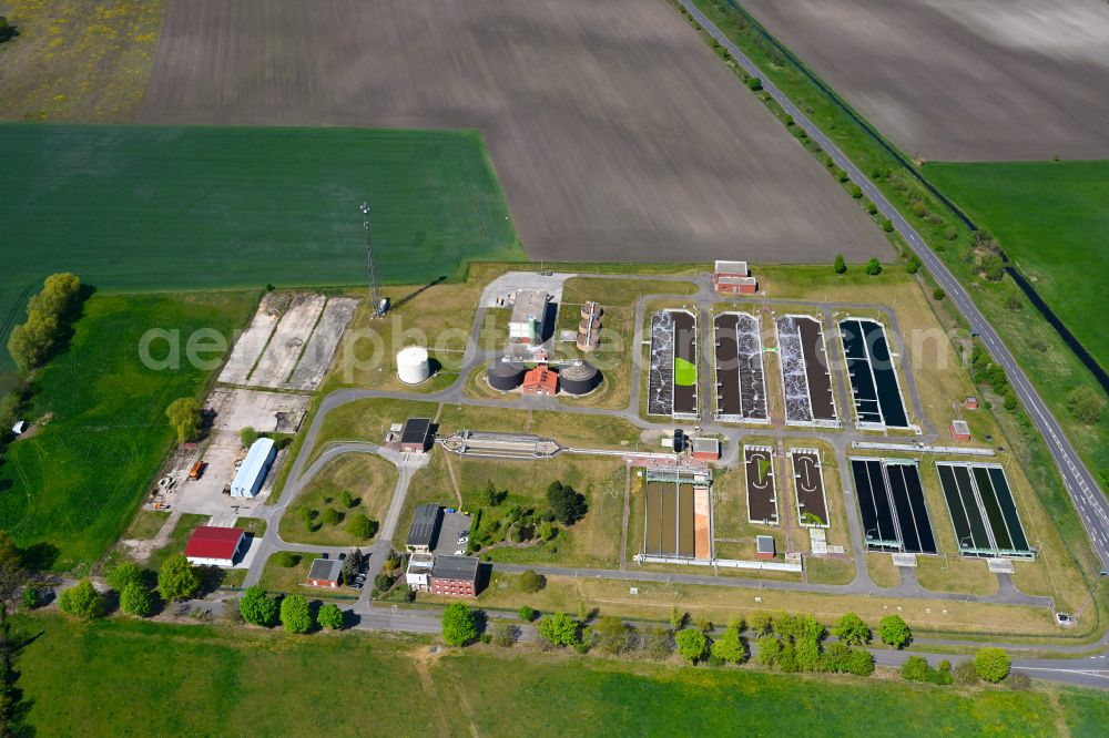 Hansestadt Stendal from the bird's eye view: Sewage works Basin and purification steps for waste water treatment on street B189 in Hansestadt Stendal in the state Saxony-Anhalt, Germany