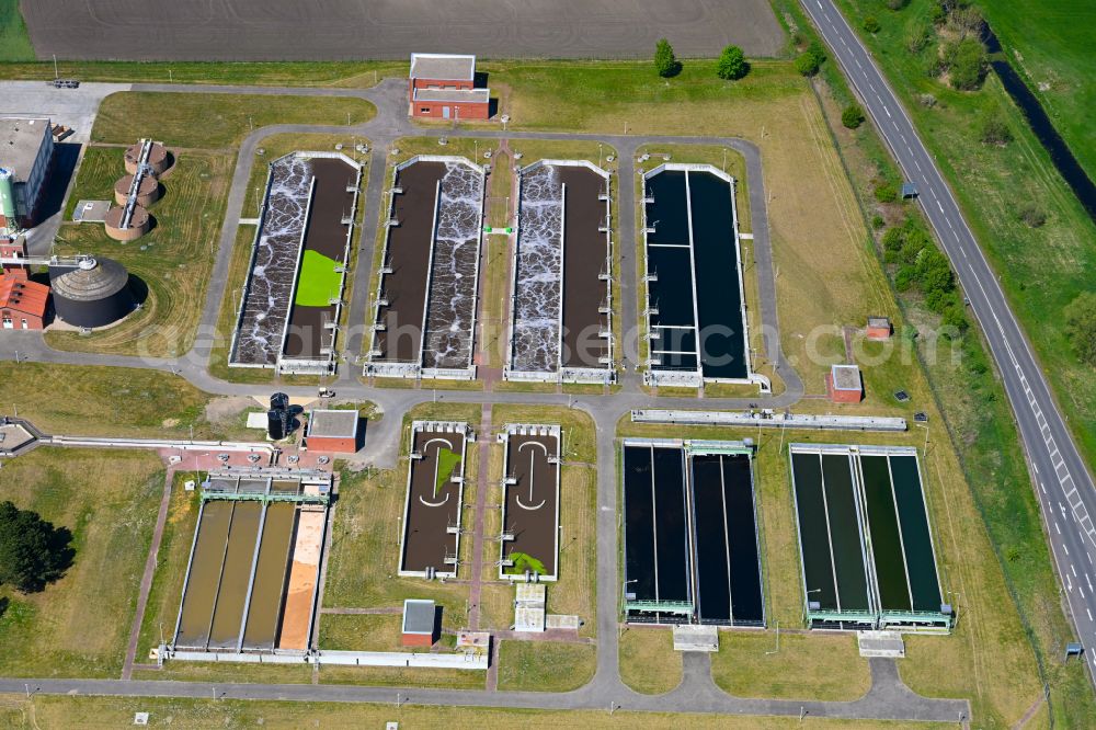 Aerial image Hansestadt Stendal - Sewage works Basin and purification steps for waste water treatment on street B189 in Hansestadt Stendal in the state Saxony-Anhalt, Germany
