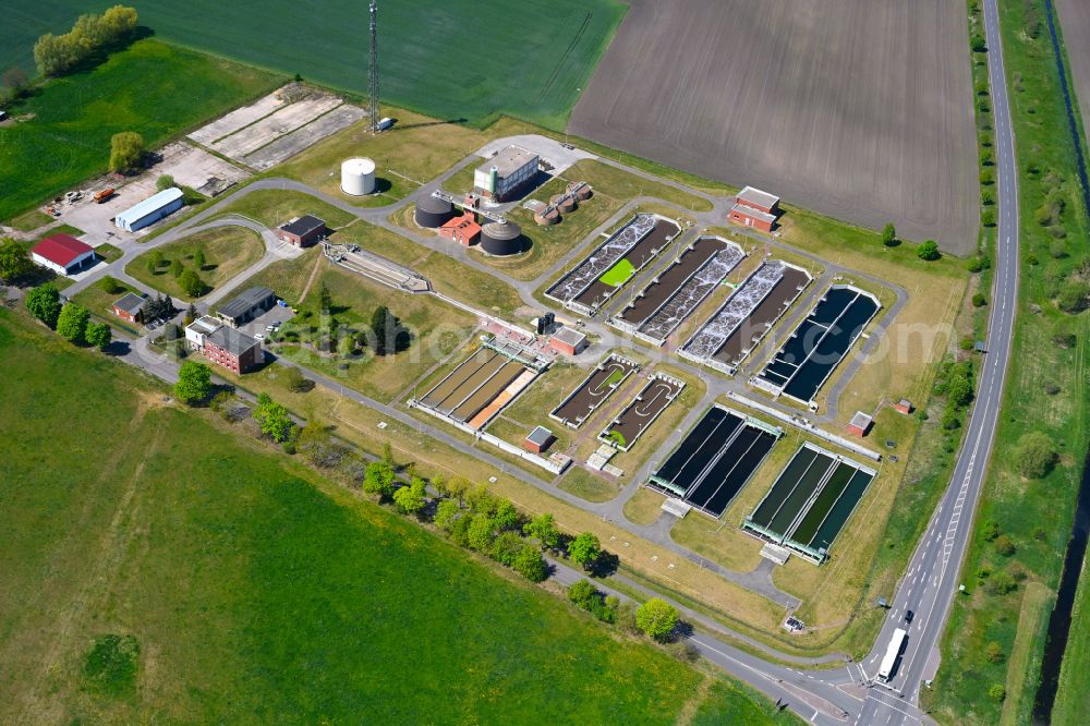 Aerial photograph Hansestadt Stendal - Sewage works Basin and purification steps for waste water treatment on street B189 in Hansestadt Stendal in the state Saxony-Anhalt, Germany
