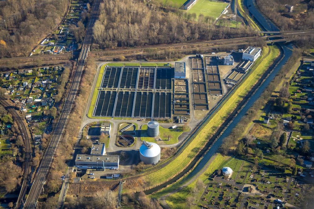 Lünen from above - Sewage works Basin and purification steps for waste water treatment of the Lippeverband on street Horstmarer Strasse in Luenen at Ruhrgebiet in the state North Rhine-Westphalia, Germany