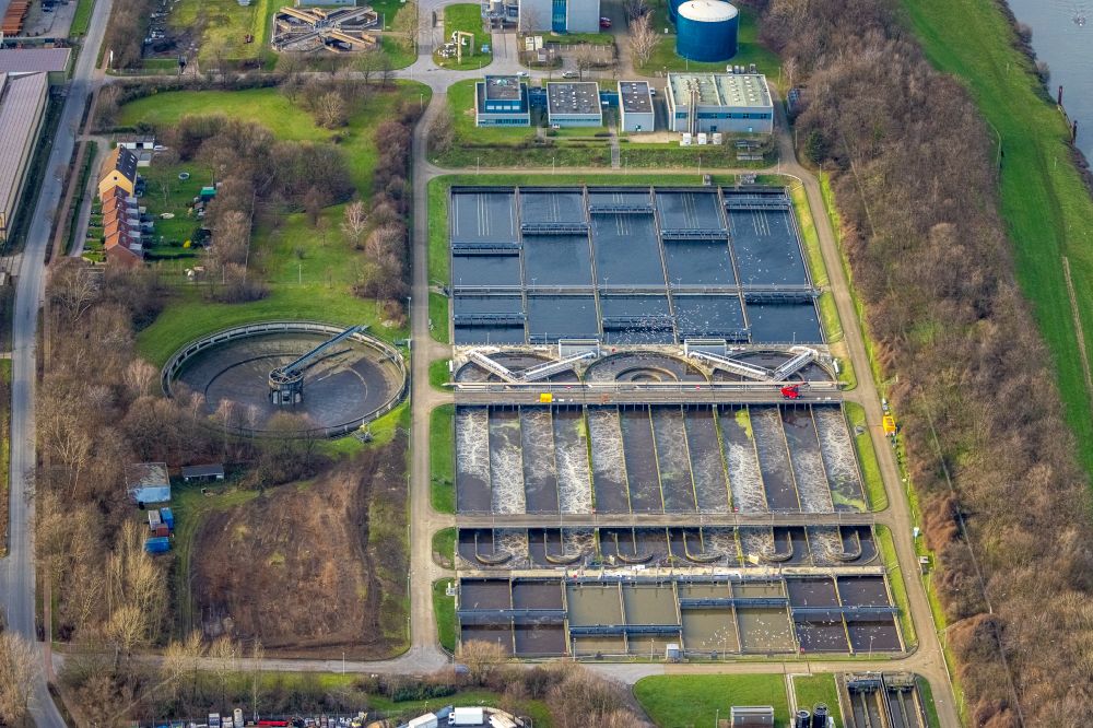 Duisburg from the bird's eye view: Sewage works Basin and purification steps for waste water treatment on street Am Blumenkampshof in the district Kasslerfeld in Duisburg at Ruhrgebiet in the state North Rhine-Westphalia, Germany