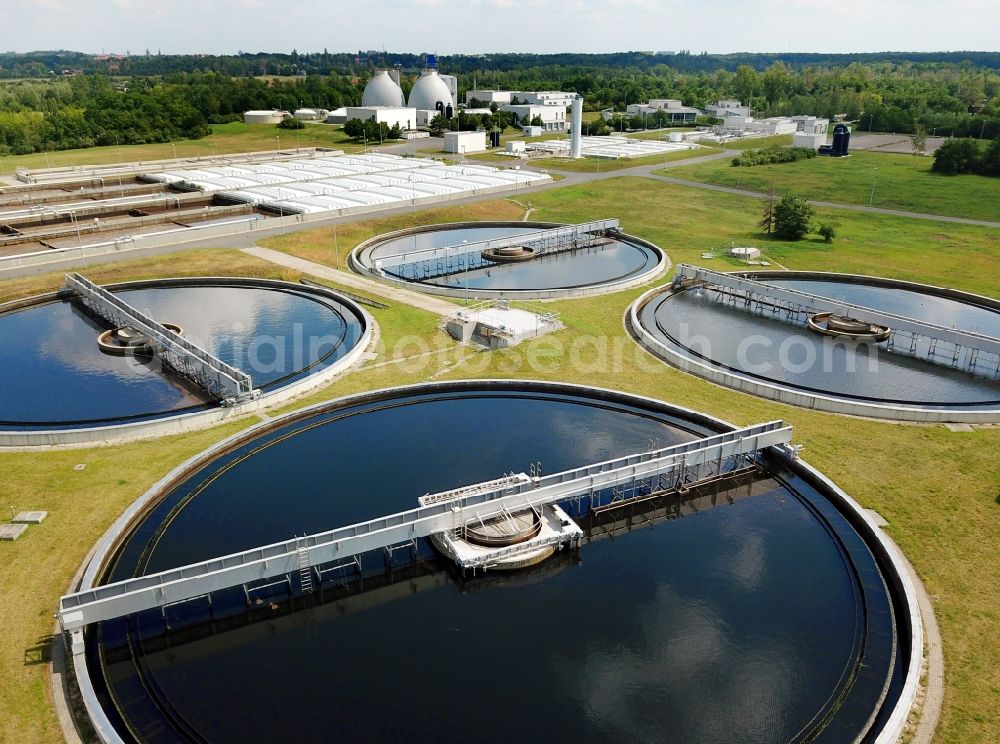 Aerial photograph Halle (Saale) - Sewage works Basin and purification steps for waste water treatment in the district Lettin in Halle (Saale) in the state Saxony-Anhalt, Germany