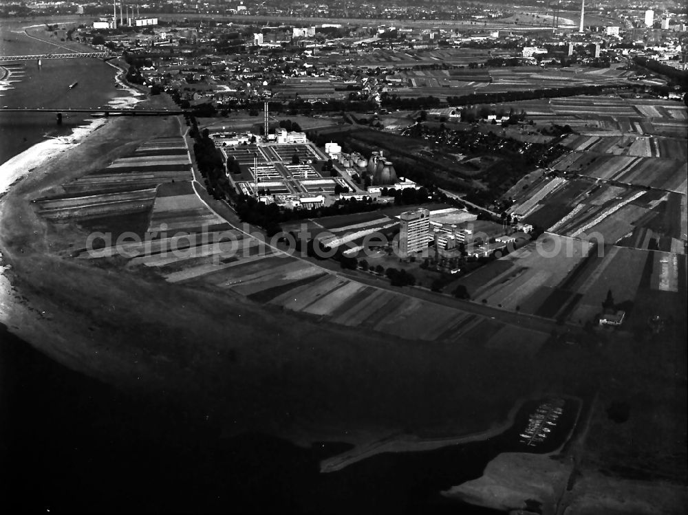 Düsseldorf from the bird's eye view: Sewage works Basin and purification steps for waste water treatment on rhine river in the district Volmerswerth in Duesseldorf in the state North Rhine-Westphalia, Germany