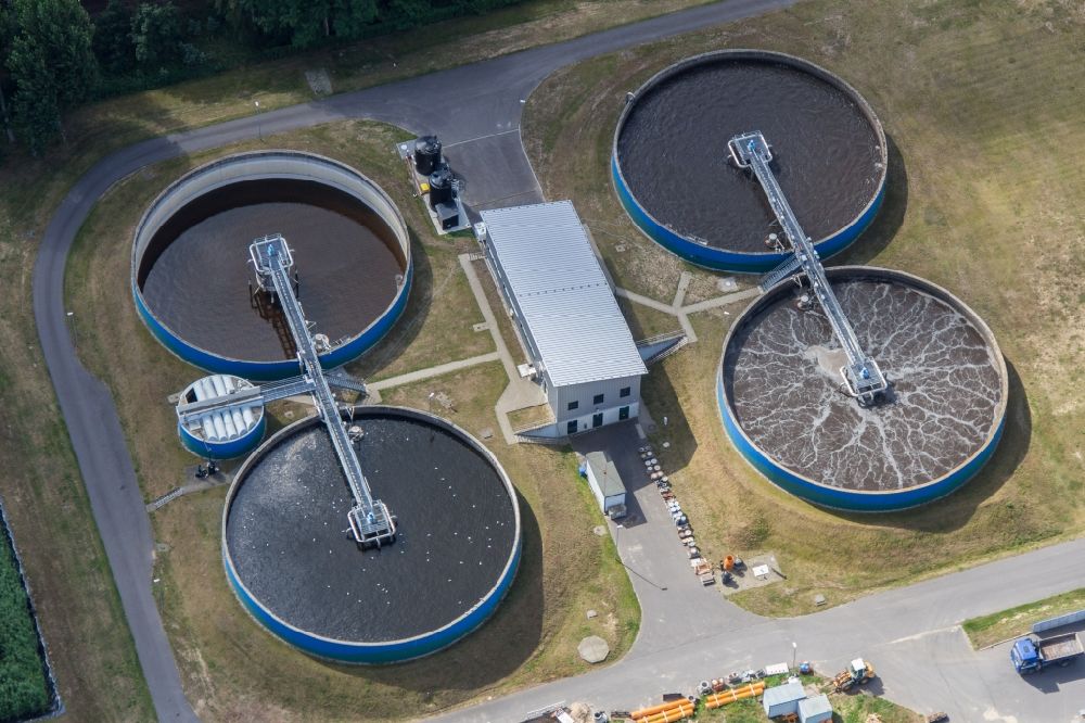 Werder (Havel) from the bird's eye view: Sewage works Basin and purification steps for waste water treatment in Werder (Havel) in the state Brandenburg, Germany