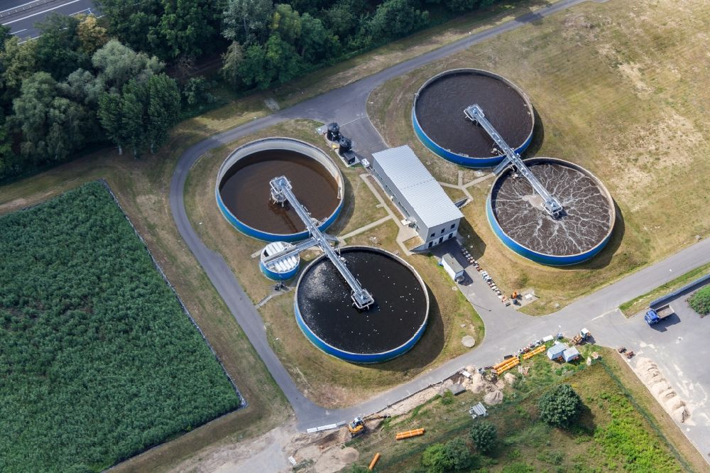Aerial image Werder (Havel) - Sewage works Basin and purification steps for waste water treatment in Werder (Havel) in the state Brandenburg, Germany