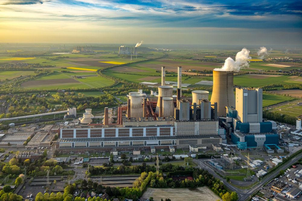 Aerial image Niederaußem - Coal power plants of the RWE Power AG Kraftwerk Niederaussem in Bergheim in the state North Rhine-Westphalia, Germany