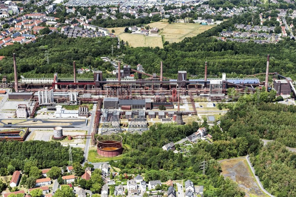 Essen from the bird's eye view: Coke oven plant Zollverein in Essen in the industrial area of Ruhrgebiet in the state of North Rhine-Westphalia. The site was considered as the most modern in Europe and is UNESCO world heritage site today. Due to the steel crisis, the compound was closed and is a protected building today