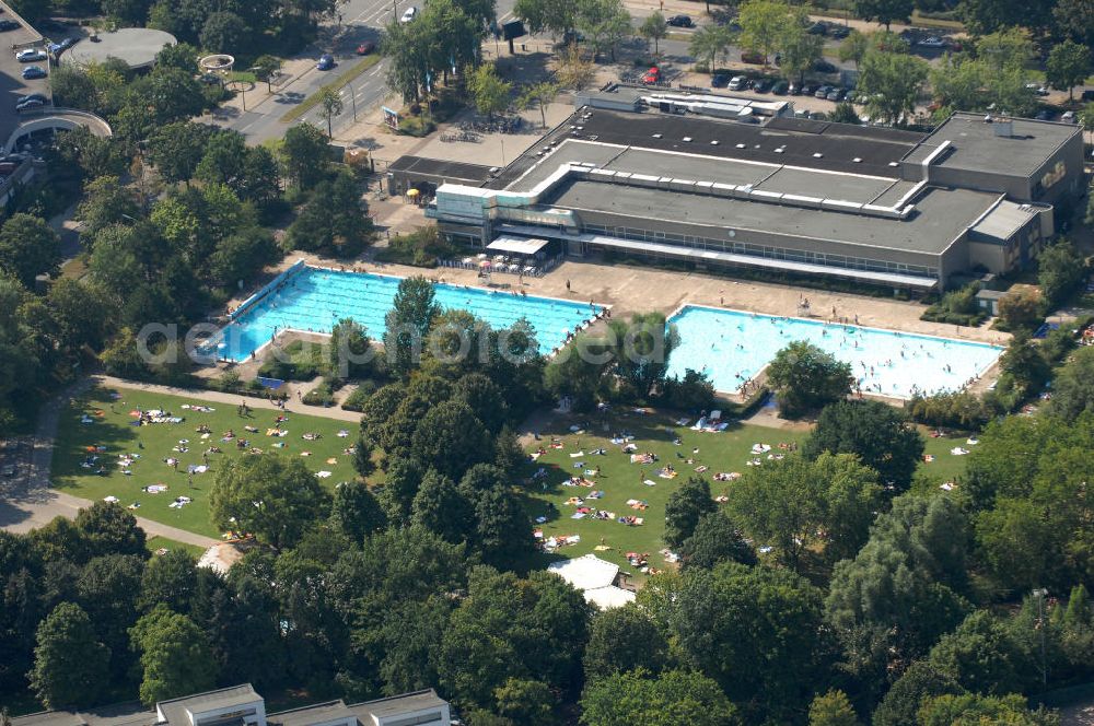 Aerial image Berlin - Blick auf das Kombibad Gropiusstadt. Das Schwimbad besteht beidermaßen aus einem Hallenbad und einem Freibad. Kontakt: Lipschitzallee 27-33, 12351 Berlin, Tel. 030/ 60 97 19 12