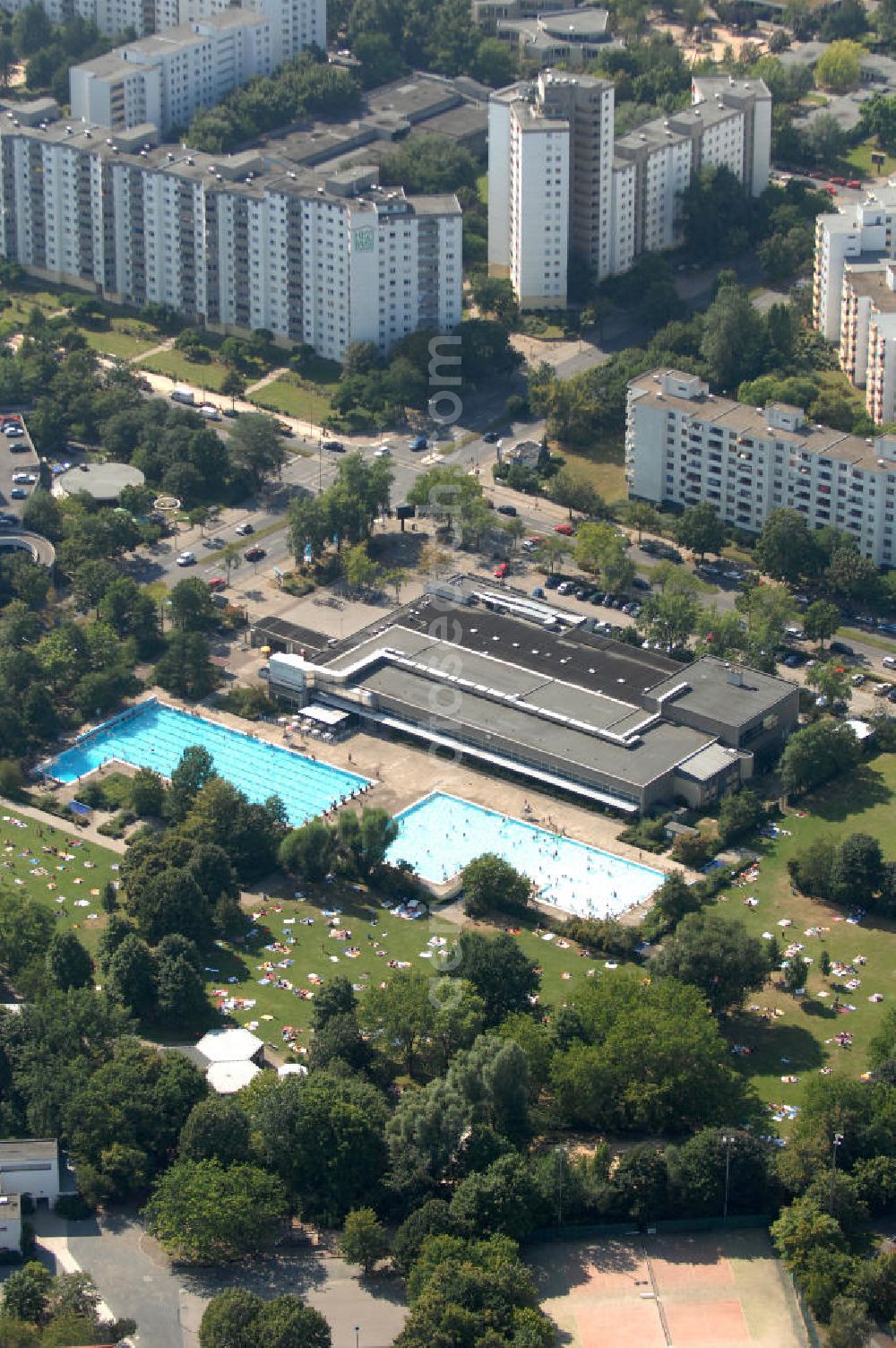 Aerial photograph Berlin - Blick auf das Kombibad Gropiusstadt. Das Schwimbad besteht beidermaßen aus einem Hallenbad und einem Freibad. Kontakt: Lipschitzallee 27-33, 12351 Berlin, Tel. 030/ 60 97 19 12