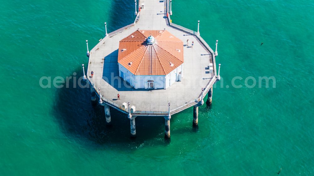 Manhattan Beach from the bird's eye view: Running surfaces and construction of the pier over the water surface . in Manhattan Beach in California, United States of America