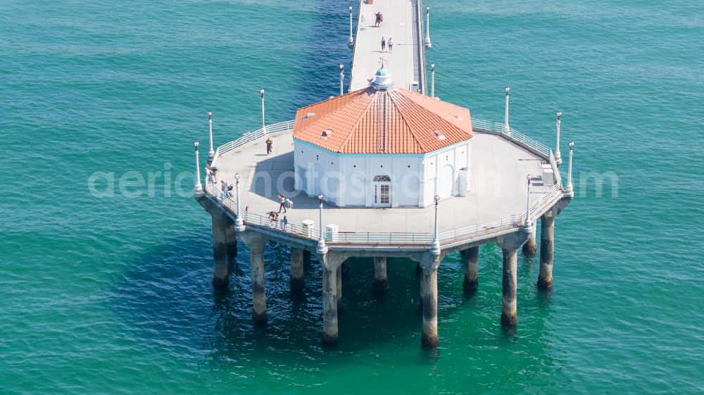 Aerial photograph Manhattan Beach - Running surfaces and construction of the pier over the water surface . in Manhattan Beach in California, United States of America