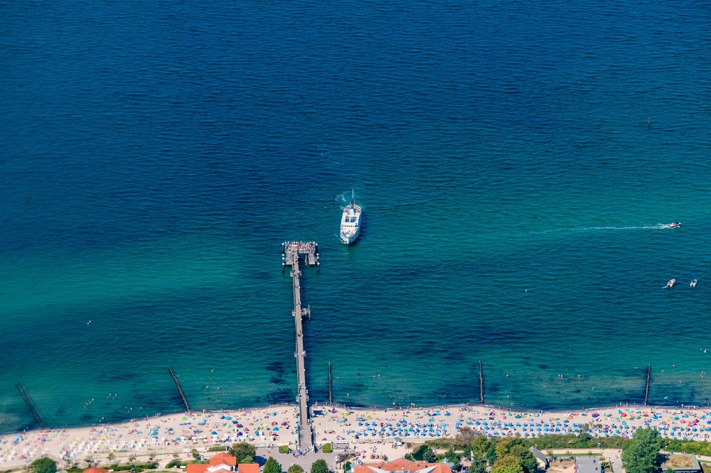 Aerial photograph Ostseebad Kühlungsborn - Running surfaces and construction of the pier over the water surface . in Kuehlungsborn in the state Mecklenburg - Western Pomerania, Germany