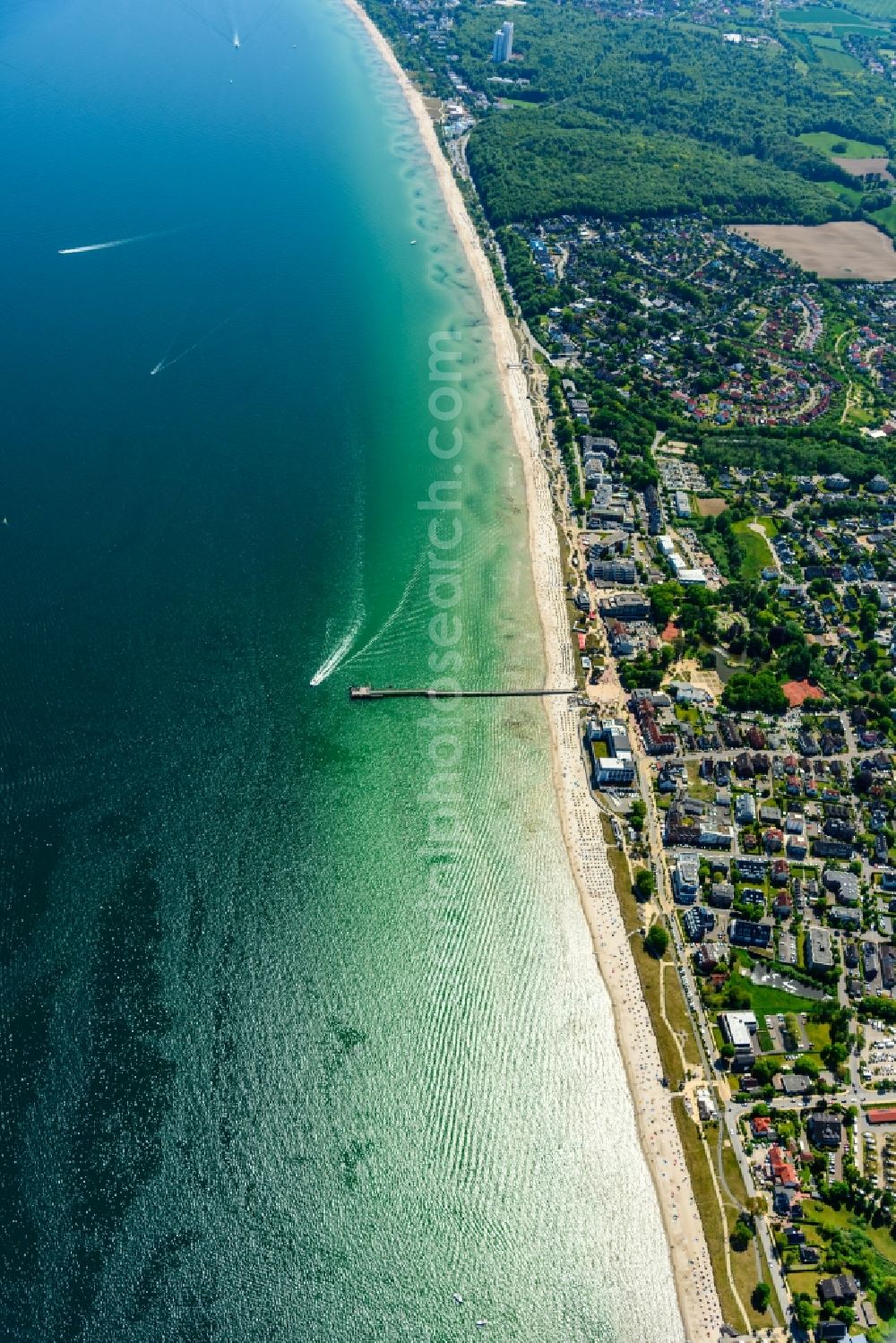 Scharbeutz from the bird's eye view: Running surfaces and construction of the pier over the water surface in Scharbeutz in the state Schleswig-Holstein, Germany
