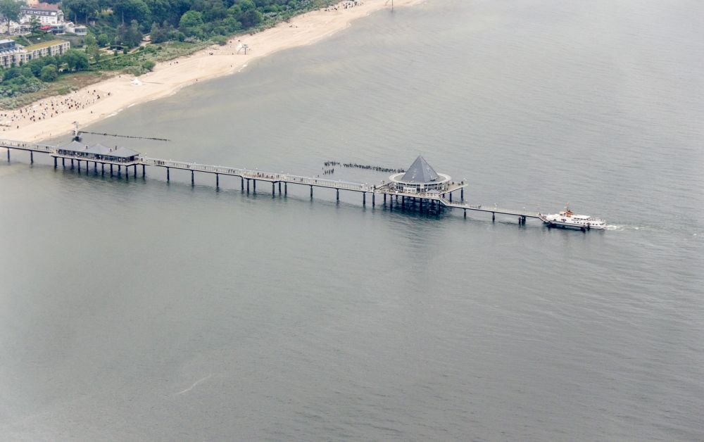 Seebad Heringsdorf from the bird's eye view: Running surfaces and construction of the pier over the water surface . in Seebad Heringsdorf on the island of Usedom in the state Mecklenburg - Western Pomerania, Germany