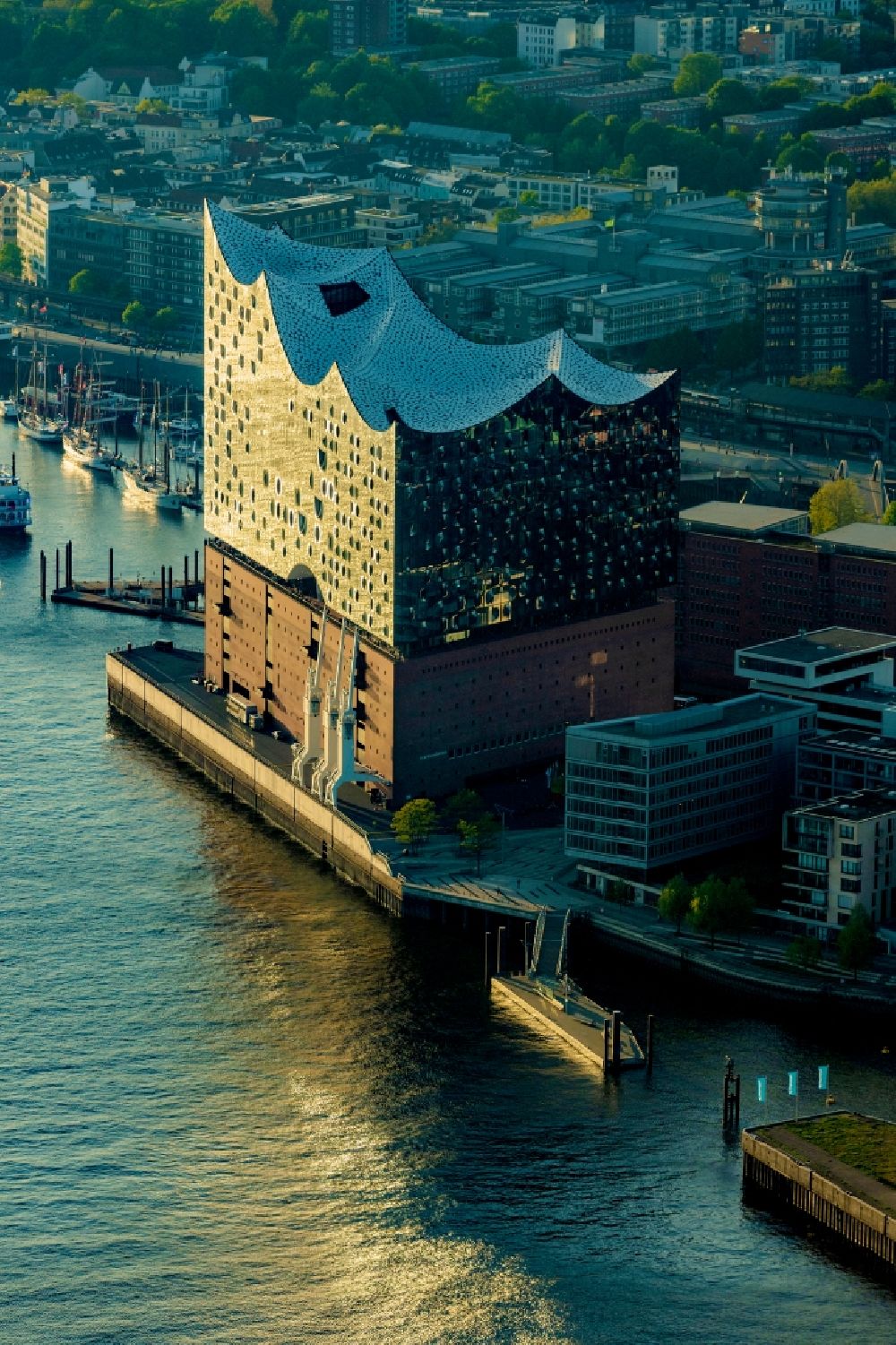 Hamburg from the bird's eye view: The Elbe Philharmonic Hall on the river bank of the Elbe in Hamburg