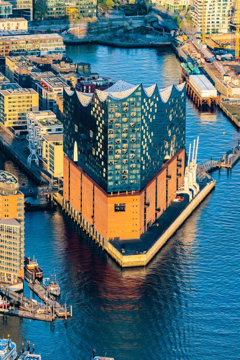 Aerial photograph Hamburg - The Elbe Philharmonic Hall on the river bank of the Elbe in Hamburg