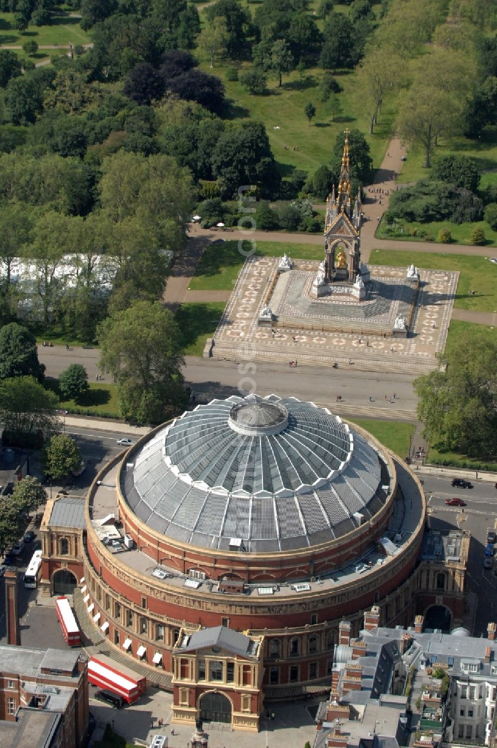 London from the bird's eye view: The Concert Hall / Banquet Hall Royal Albert Hall of Arts and Sciences in London. The 29 Opened in March 1871 building is located in Kensington in central London and is the usable part of the national memorial in honor of Prince Albert of Saxe-Coburg and Gotha, the husband of Queen Victoria. In the Albert Hall hosts various types of large events