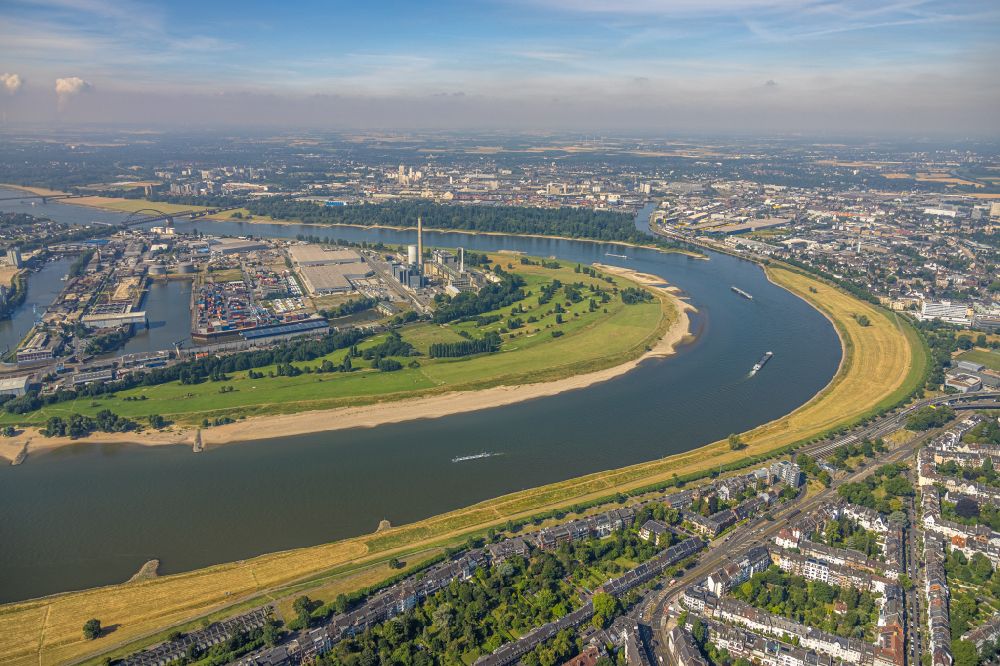 Aerial photograph Düsseldorf - Power plants and exhaust towers of thermal power station Lausward of Stadtwerke Duesseldorf AG on rhine waterway port in Duesseldorf in the state North Rhine-Westphalia
