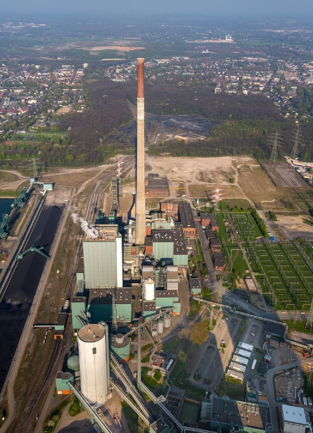 Duisburg from above - Power plants and exhaust towers of thermal power station STEAG Heizkraftwerk Walsum on Dr.-Wilhelm-Roelen-Strasse in Duisburg in the state North Rhine-Westphalia, Germany