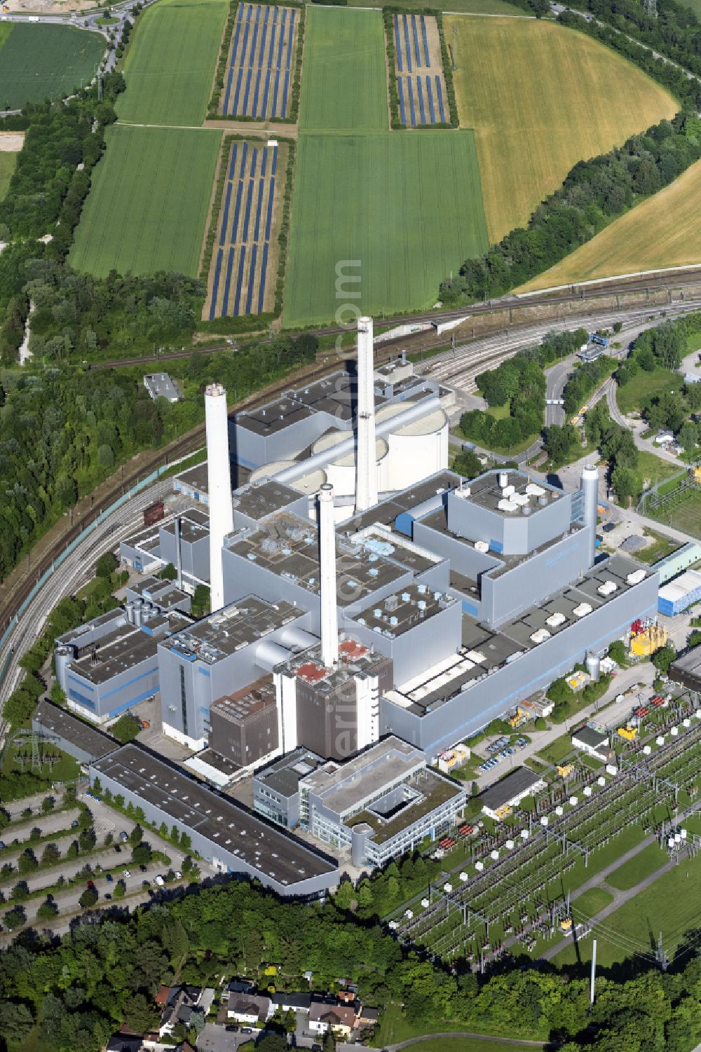 Aerial image München - Power plants and exhaust towers of thermal power station SWM Heizkraftwerk Nord in Unterfoehring in the state of Bavaria