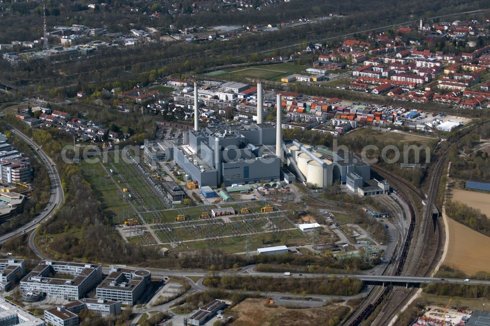 Aerial photograph Unterföhring - Power plants and exhaust towers of thermal power station SWM Heizkraftwerk Nord in Unterfoehring in the state Bavaria, Germany