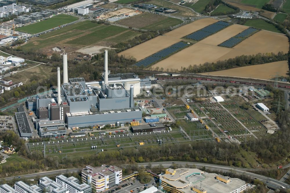 Unterföhring from the bird's eye view: Power plants and exhaust towers of thermal power station SWM Heizkraftwerk Nord in Unterfoehring in the state Bavaria, Germany