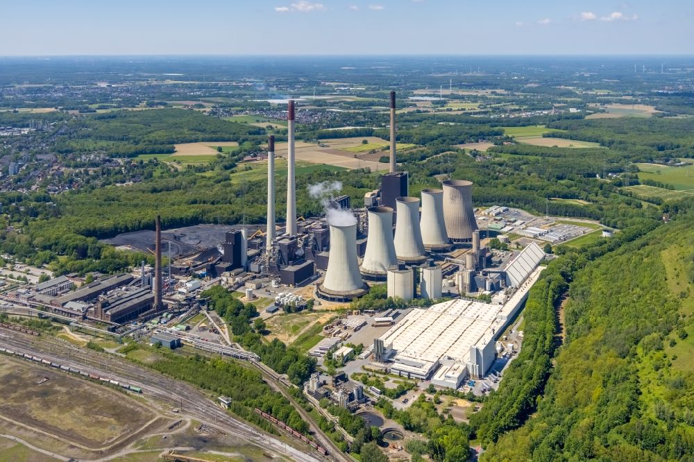 Gelsenkirchen from the bird's eye view: Power plants and exhaust towers of thermal power station Uniper power station GmbH in Gelsenkirchen in the state North Rhine-Westphalia