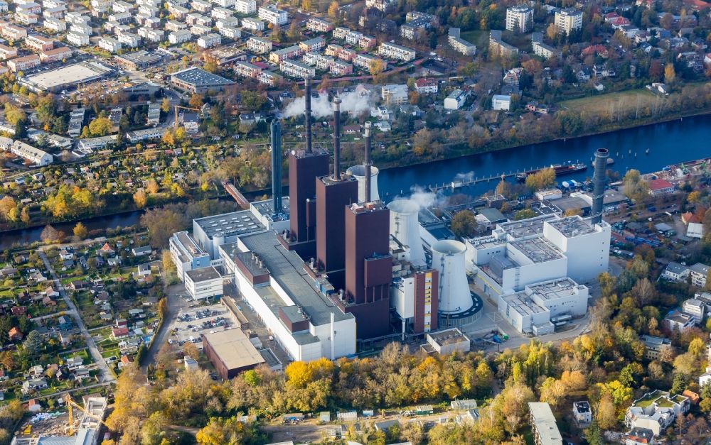 Aerial image Berlin - Power plants and exhaust towers of thermal power station Vattenfall Heizkraftwerk Lichterfelde on Ostpreussendonm in Berlin, Germany