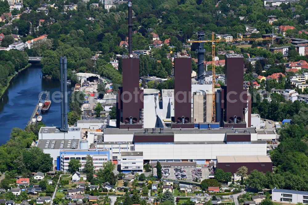 Aerial image Berlin - Power plants and exhaust towers of thermal power station Vattenfall Heizkraftwerk Lichterfelde on Ostpreussendonm in Berlin, Germany