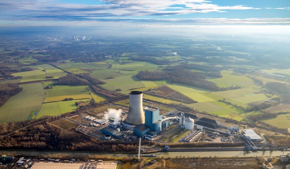 Datteln from the bird's eye view: Aerial view of the power plant and exhaust tower of the coal-fired cogeneration plant Datteln 4 Uniper Kraftwerk Im Loeringhof on the Dortmund-Ems Canal in Datteln in the state North Rhine-Westphalia, Germany
