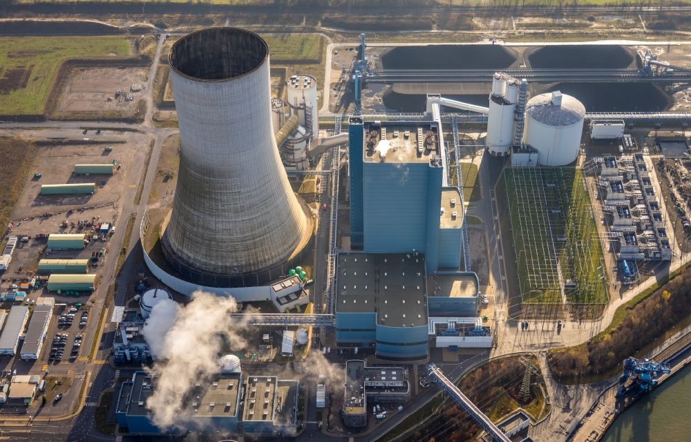 Datteln from the bird's eye view: Aerial view of the power plant and exhaust tower of the coal-fired cogeneration plant Datteln 4 Uniper Kraftwerk Im Loeringhof on the Dortmund-Ems Canal in Datteln in the state North Rhine-Westphalia, Germany