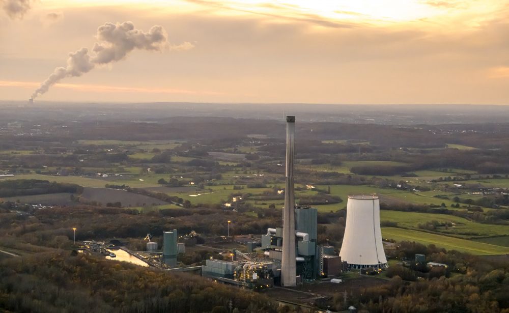 Aerial photograph Bergkamen - Power plants and exhaust towers of coal thermal power station Gemeinschaftskraftwerk Bergkanen on Westenhellweg 110 in the state North Rhine-Westphalia, Germany