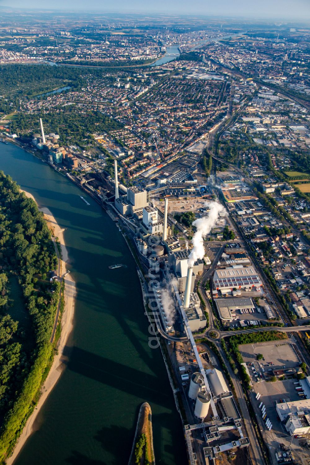 Aerial photograph Mannheim - Power plants and exhaust towers of coal thermal power station Grosskraftwerk Mannheim AG at the shore of the Rhine river near Neckarau in Mannheim in the state Baden-Wurttemberg, Germany