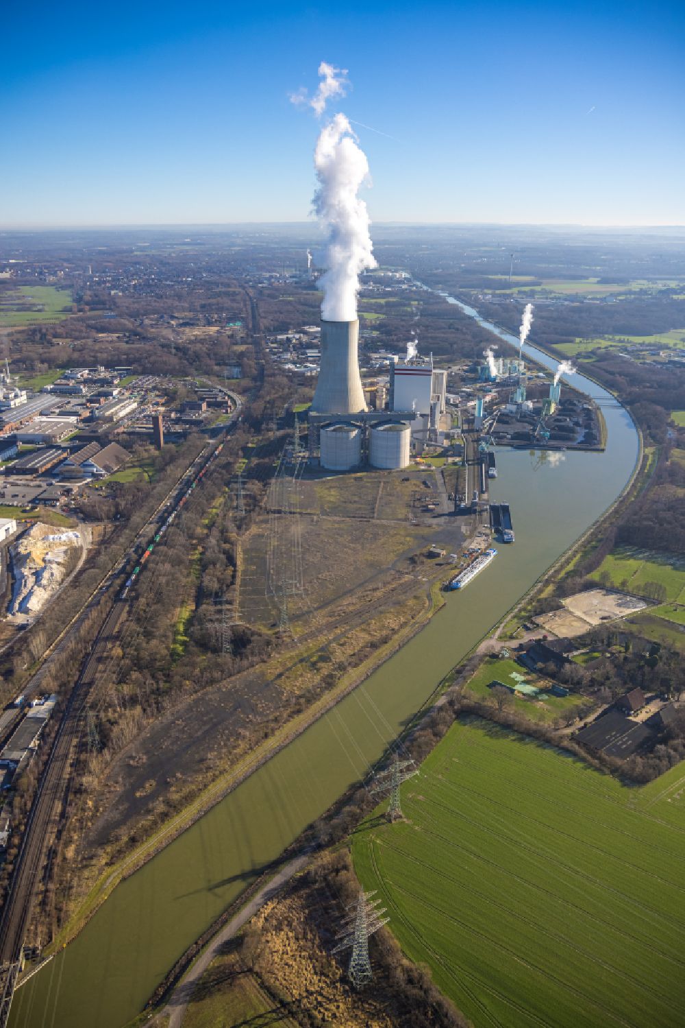 Lünen from above - Power plant facilities of the coal-fired combined heat and power plant Kohlekraftwerk Luenen GmbH & Co. KG in Luenen in the federal state of North Rhine-Westphalia - NRW, Germany