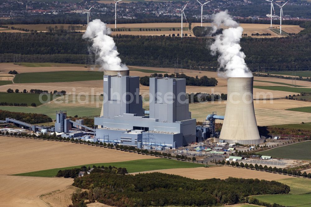 Grevenbroich from the bird's eye view: White exhaust smoke plumes from the power plants and exhaust towers of the coal-fired cogeneration plant RWE Power AG Kraftwerk Neurath on Energiestrasse in the district Neurath in Grevenbroich in the state North Rhine-Westphalia, Germany