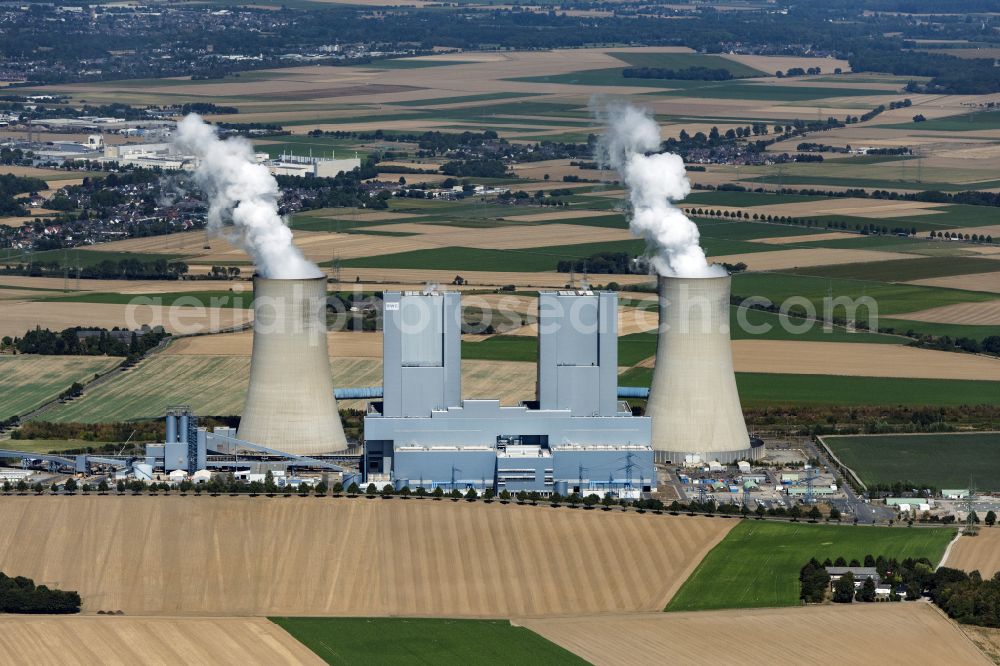Grevenbroich from the bird's eye view: White exhaust smoke plumes from the power plants and exhaust towers of the coal-fired cogeneration plant RWE Power AG Kraftwerk Neurath on Energiestrasse in the district Neurath in Grevenbroich in the state North Rhine-Westphalia, Germany