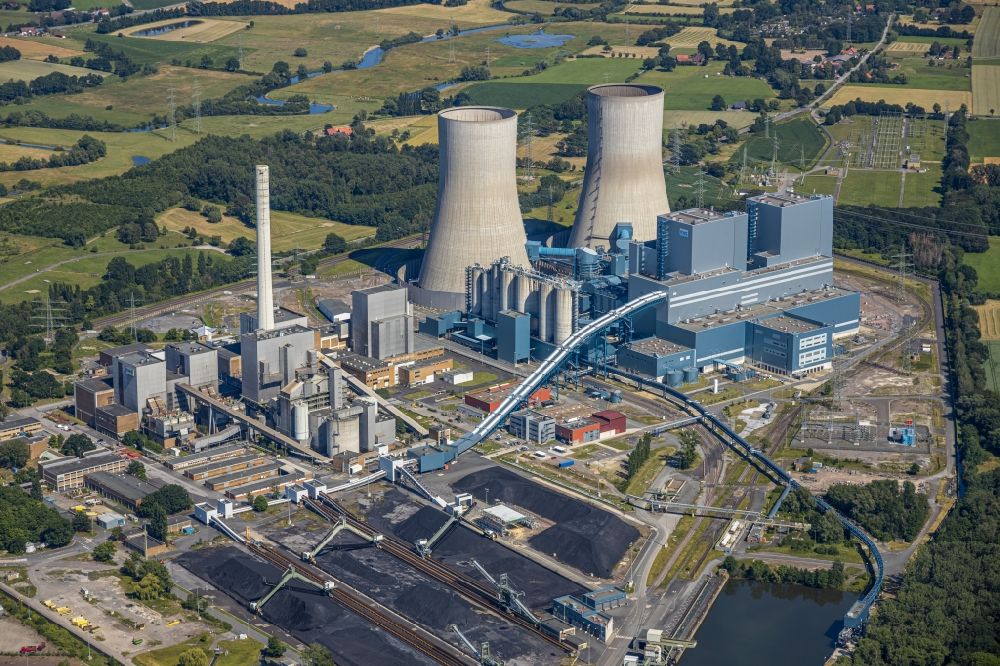 Hamm from the bird's eye view: Power plants and exhaust towers of coal thermal power station of RWE Power in the Schmehausen part of Hamm in the state of North Rhine-Westphalia