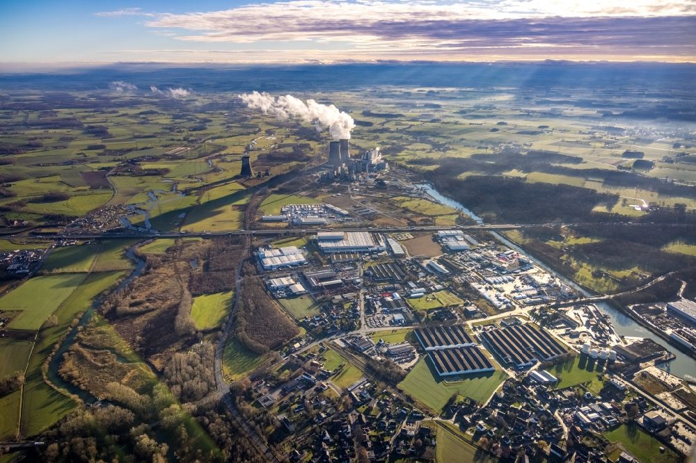 Aerial photograph Hamm - Aerial view of the power plant facilities of the coal-fired combined heat and power plant Kraftwerk Westfalen of RWE Power and in the district of Schmehausen and industrial and commercial area Uentrop in Hamm in the German state of North Rhine-Westphalia