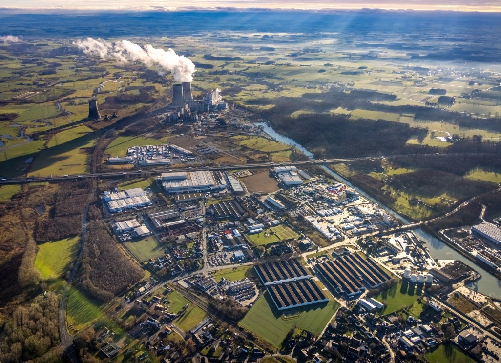 Hamm from the bird's eye view: Aerial view of the power plant facilities of the coal-fired combined heat and power plant Kraftwerk Westfalen of RWE Power and in the district of Schmehausen and industrial and commercial area Uentrop in Hamm in the German state of North Rhine-Westphalia