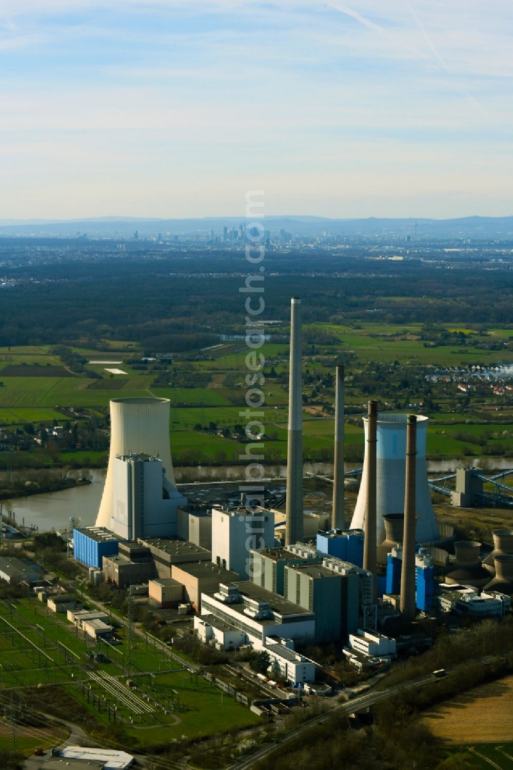 Großkrotzenburg from above - Power plants and exhaust towers of coal thermal power station Staudinger in Grosskrotzenburg in the state Hesse, Germany