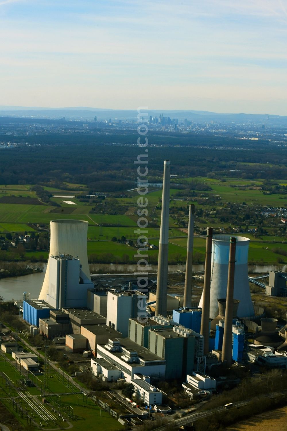 Großkrotzenburg from the bird's eye view: Power plants and exhaust towers of coal thermal power station Staudinger in Grosskrotzenburg in the state Hesse, Germany