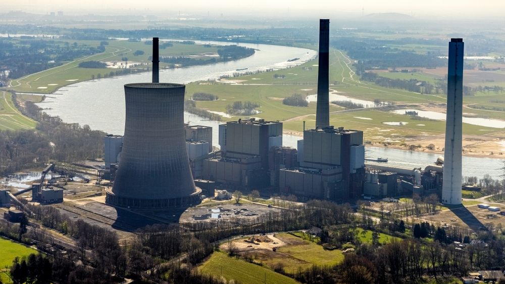 Möllen from the bird's eye view: Power plants and exhaust towers of coal thermal power station of Steag Energy Services GmbH in Moellen in the state North Rhine-Westphalia